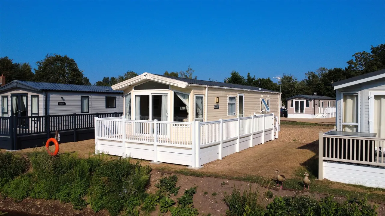 3 bed property for sale, Little Lakeland Caravan Park, Wortwell, IP20
