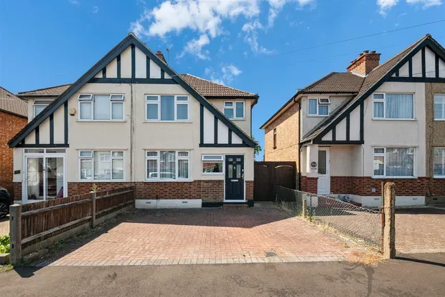 3 bed property for sale — Misbourne Road, Uxbridge