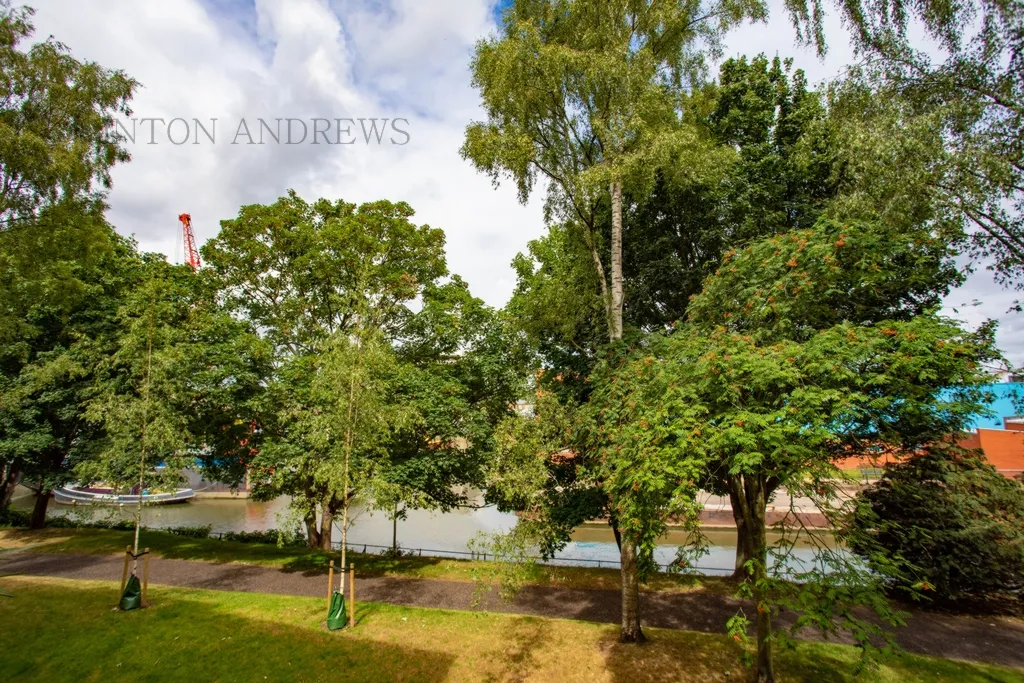 Justin Close, Numa Court, photo 14