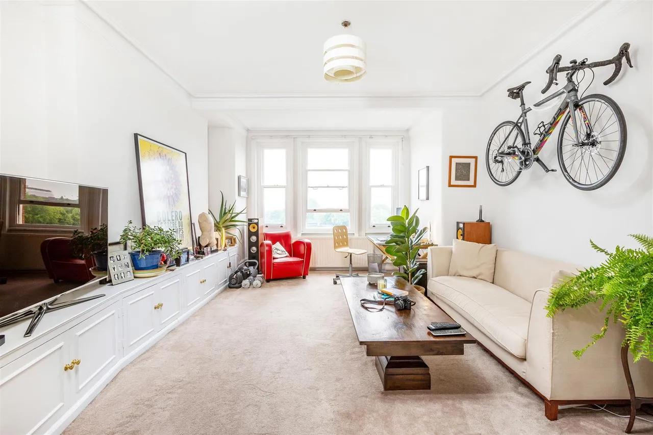 3 bed flat to rent, Castelnau Mansions, Barnes, SW13
