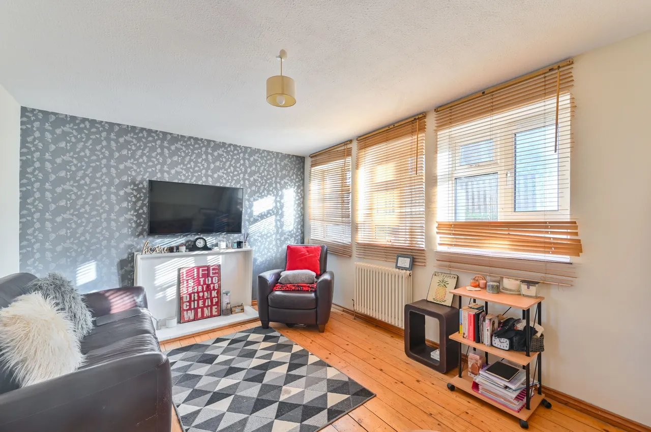 3 bed flat for sale — A Rashleigh Court, Rashleigh Street, London