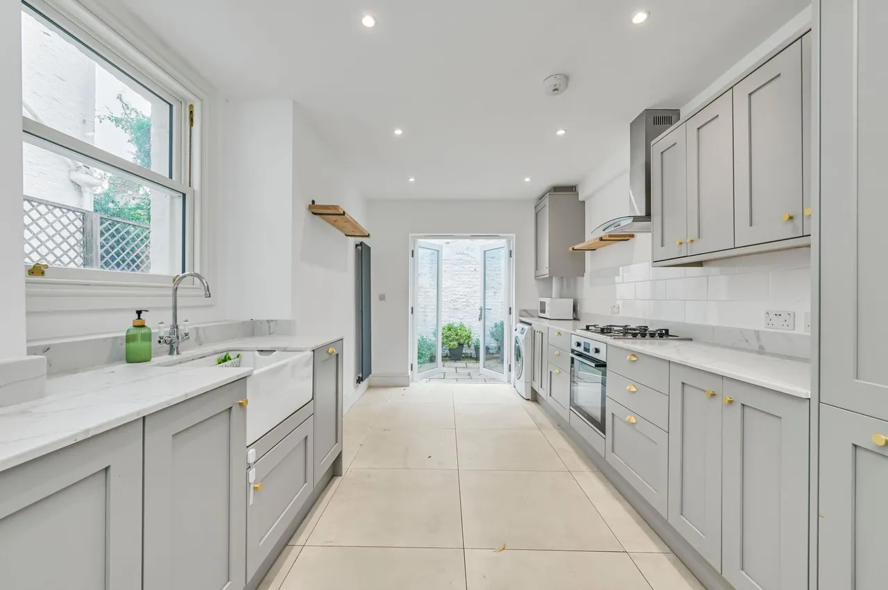 Balfern Street, London, SW11, photo 2