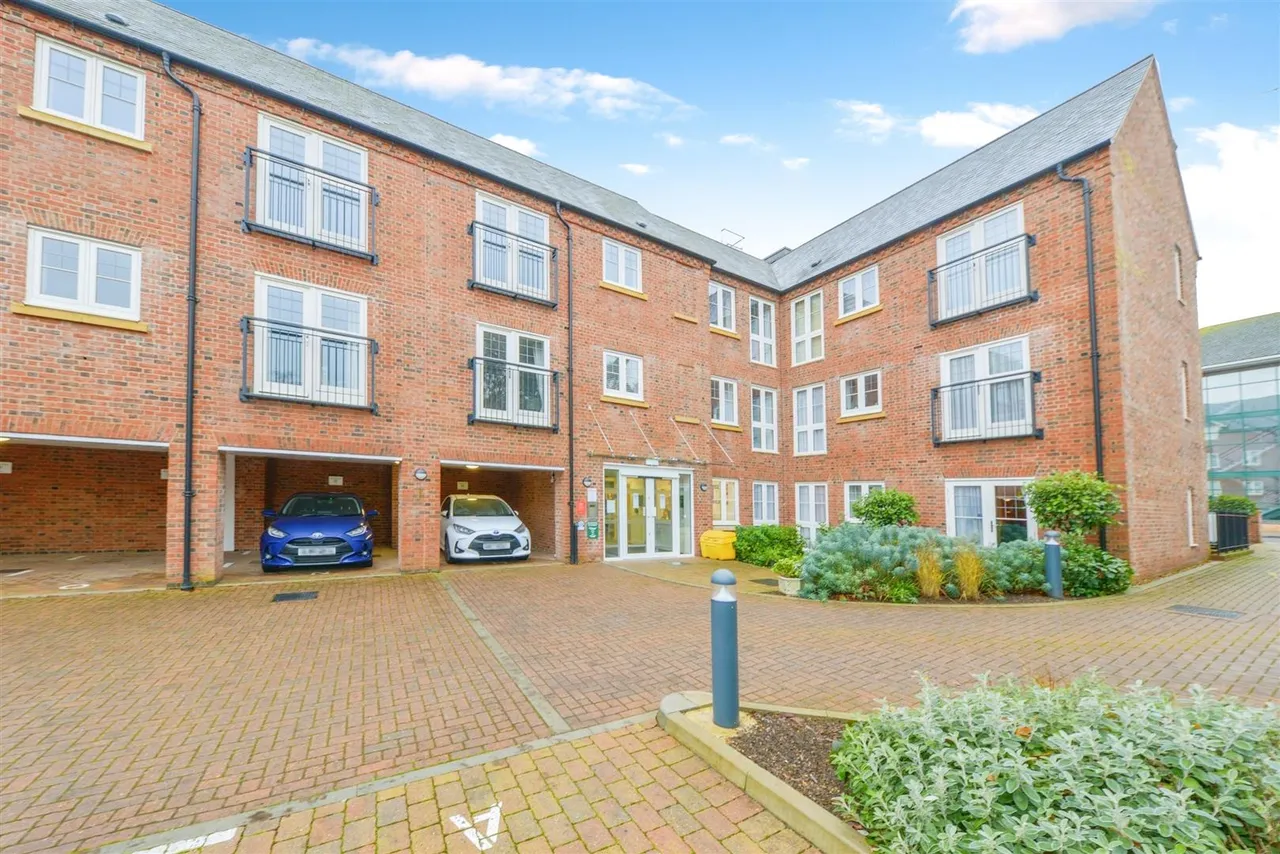 Great North Road, Hatfield, AL9, photo 21