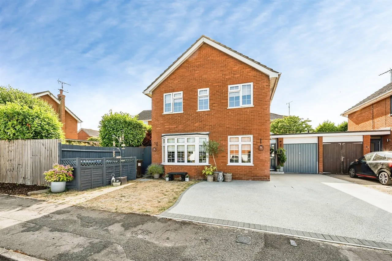 4 bed house for sale — Cottage Grounds, Stone, Aylesbury