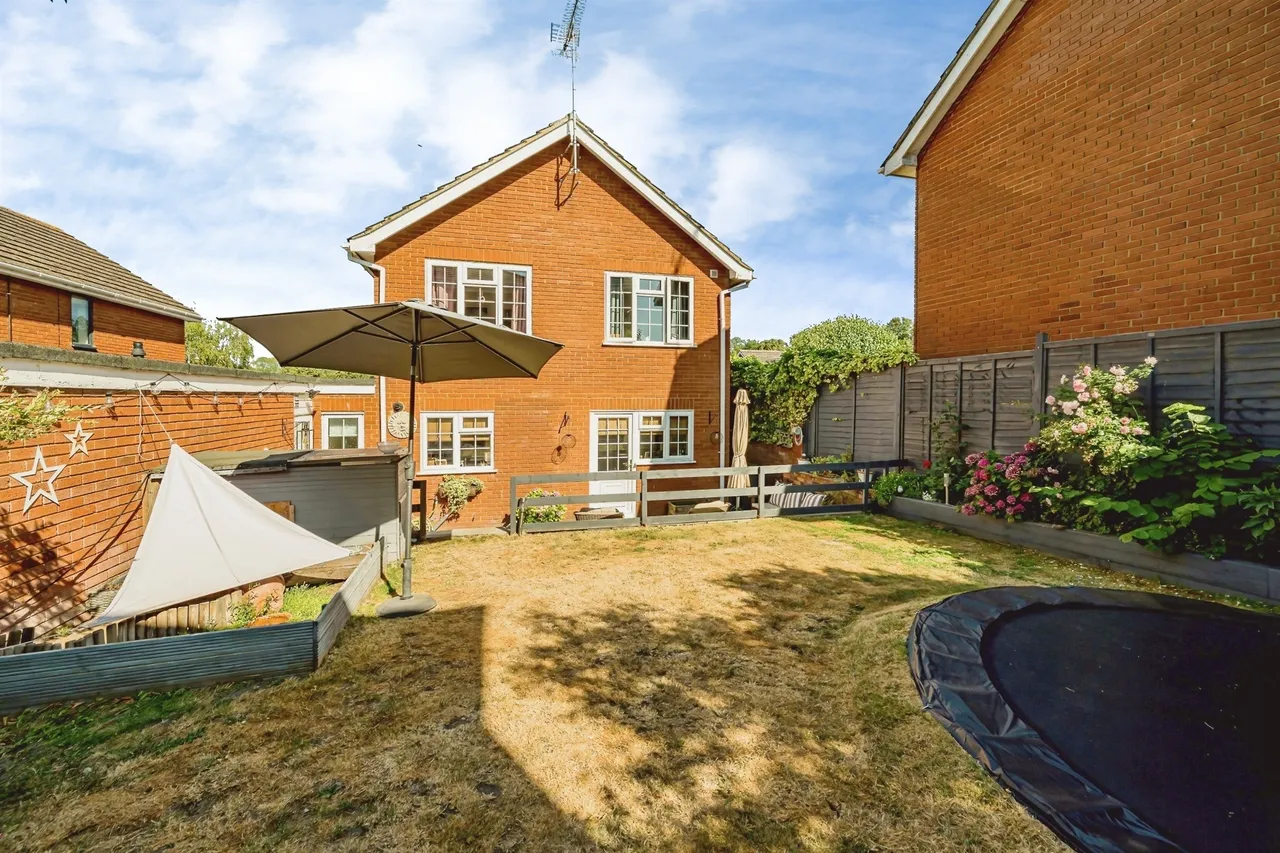 Cottage Grounds, Stone, Aylesbury, photo 4