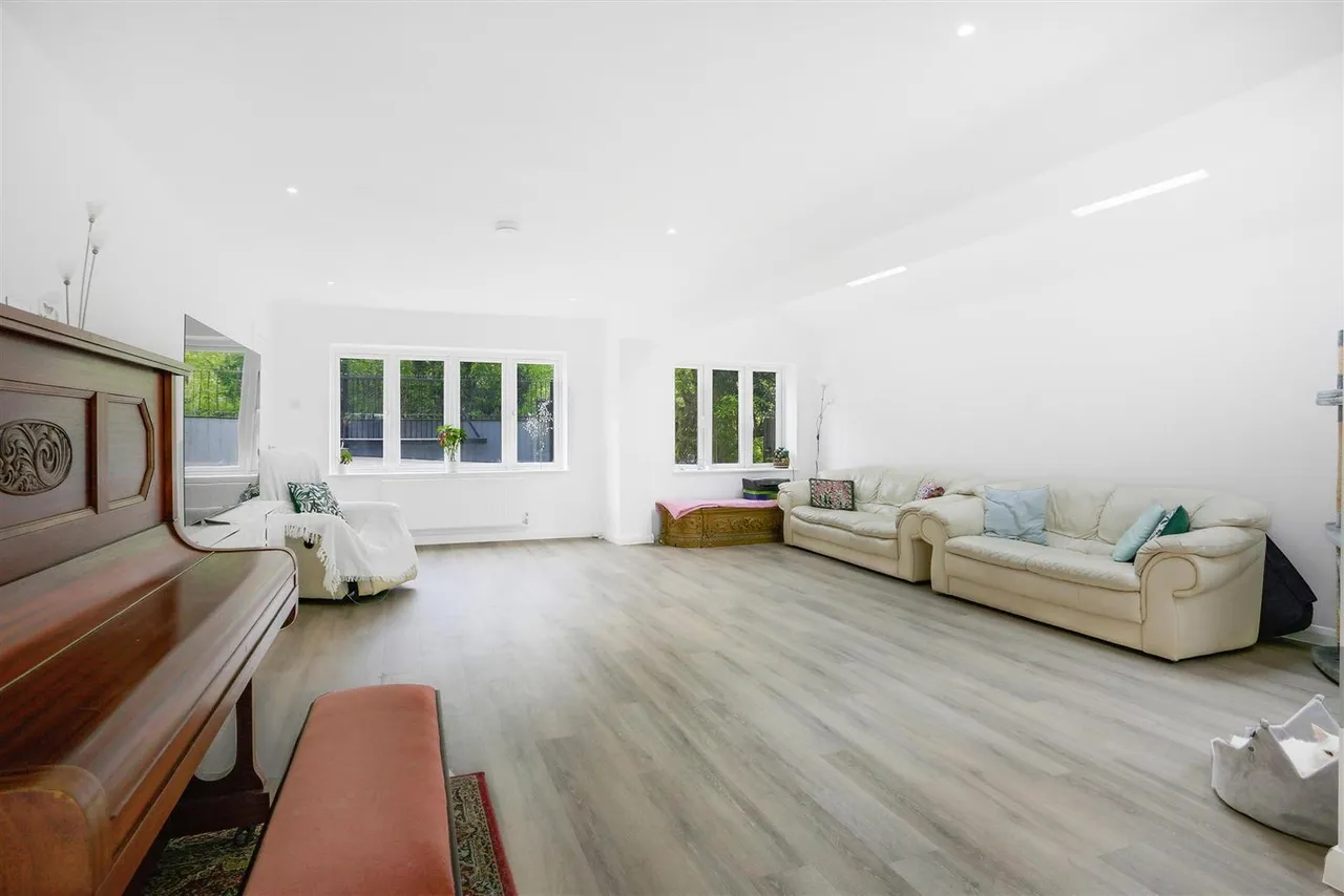 Nonsuch Walk, Cheam, SM2 7LG, photo 2