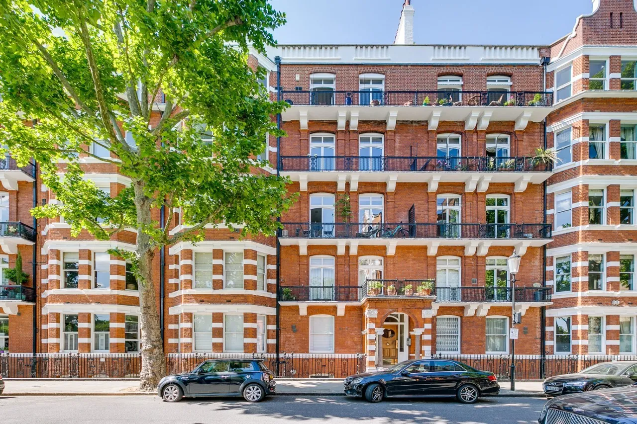 2 bed flat for sale, Trebovir Road, London, SW5