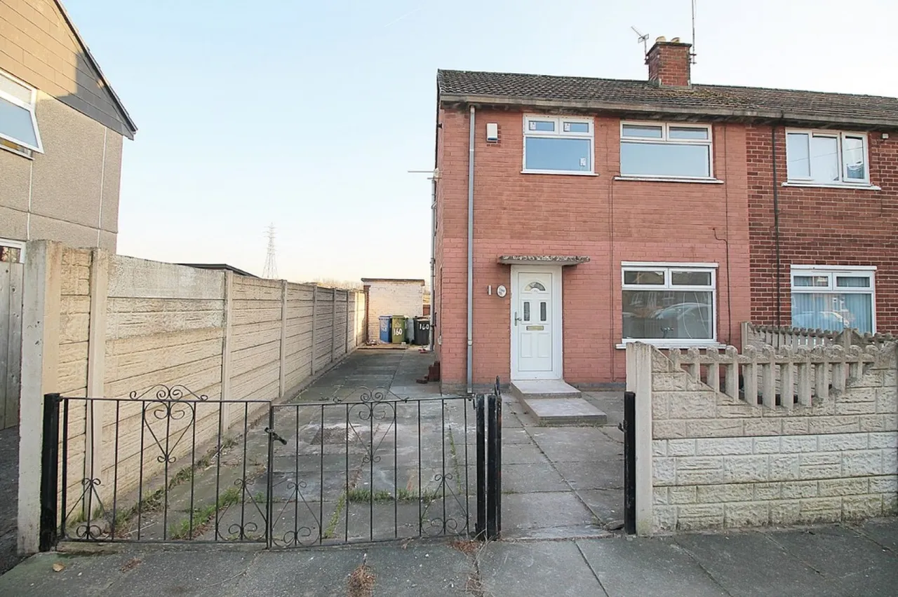 3 bed house to rent — Montgomery Road, Widnes, Cheshire