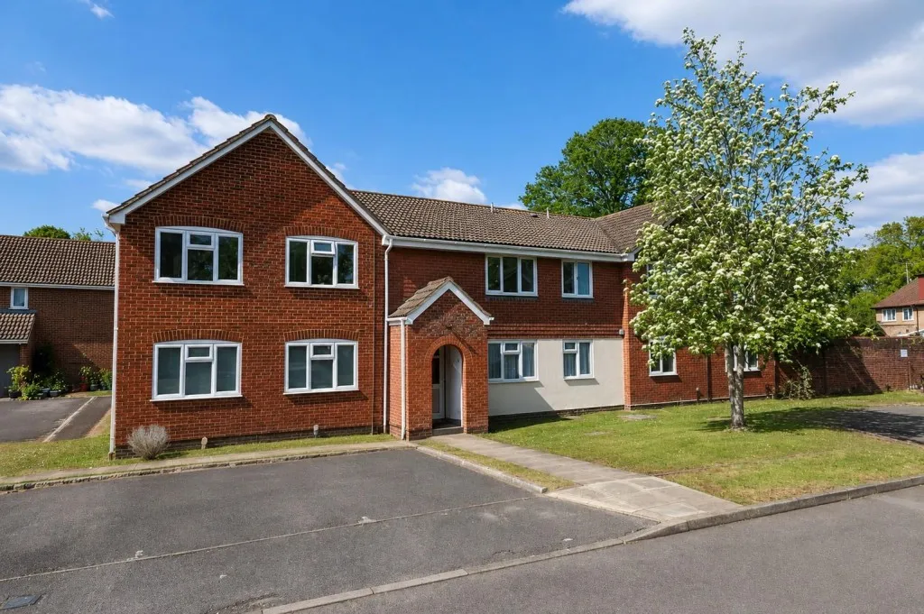 1 bed flat for sale, Swan Way, Church Crookham