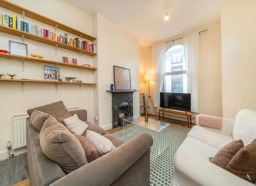 2 bed flat to rent, Graham Road, Hackney, E8