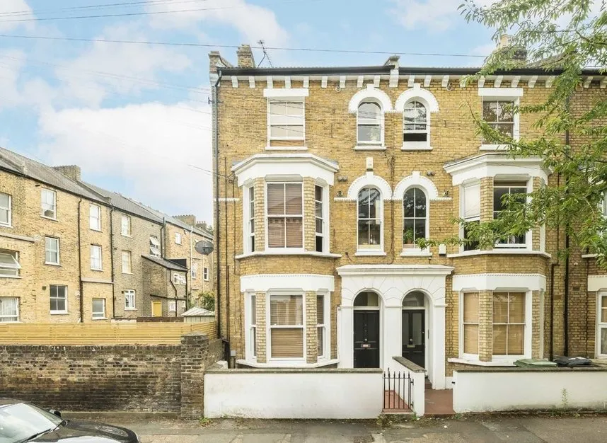 3 bed flat to rent — Chantrey Road, Stockwell, SW9