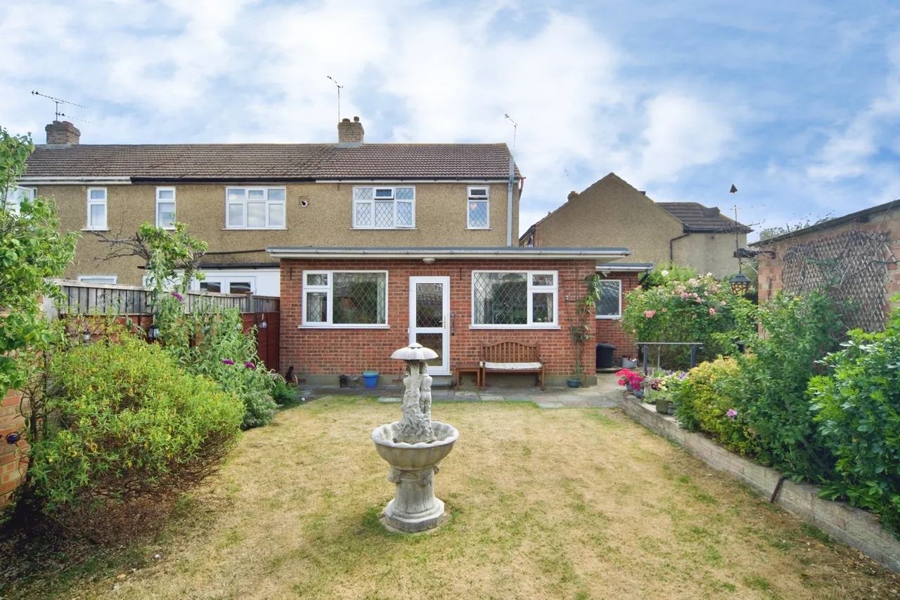 3 bed house for sale — Peartree Gardens, Romford, RM7
