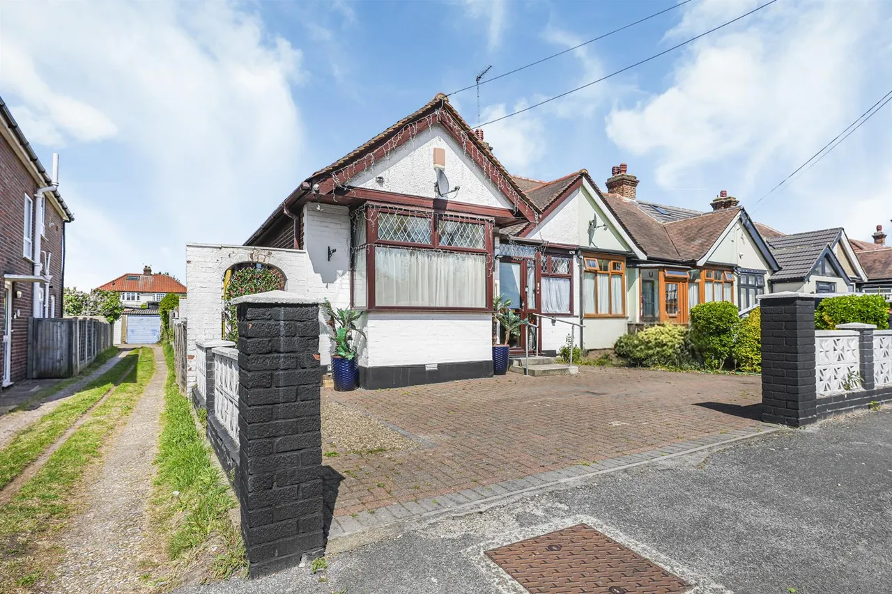 College Gardens, North Chingford, E4 7LP, photo 25