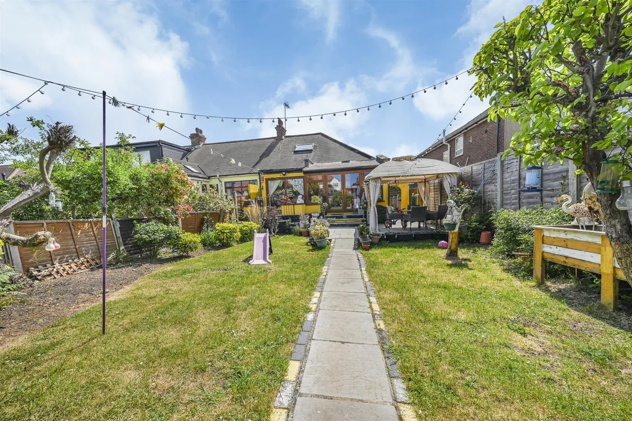 College Gardens, North Chingford, E4 7LP, photo 16