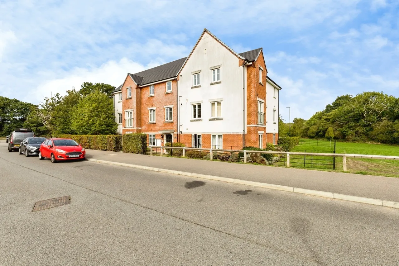 2 bed flat for sale, Somerley Drive, Crawley, RH10