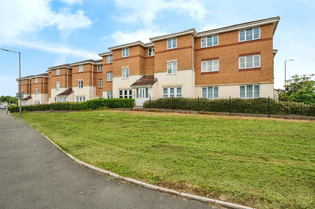 2 bed flat for sale — Waring Avenue, St. Helens, Merseyside, WA9