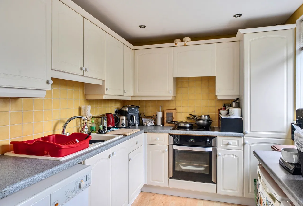 Briarwood Court, The Avenue, KT4 7EL, photo 6