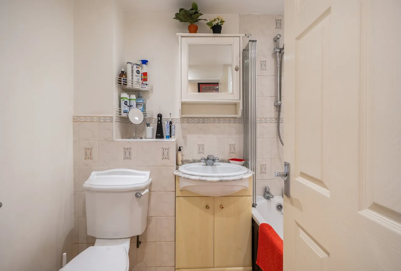 Briarwood Court, The Avenue, KT4 7EL, photo 9