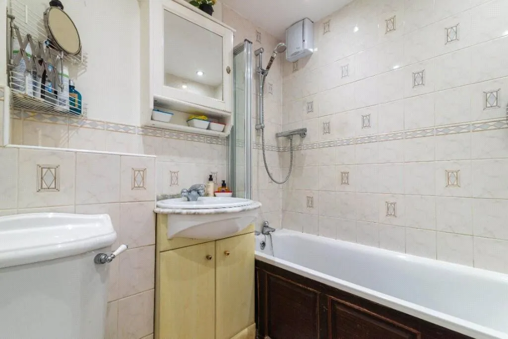 Briarwood Court, The Avenue, KT4 7EL, photo 10
