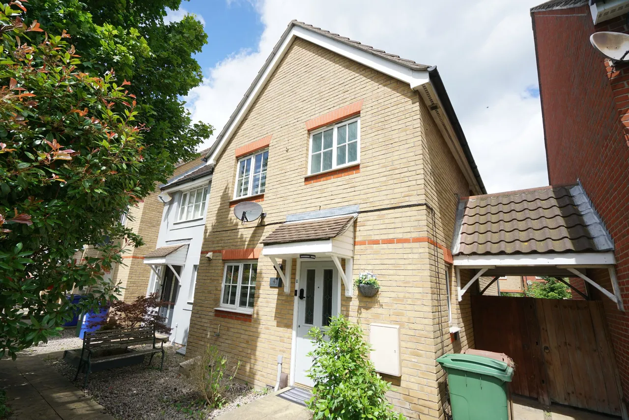3 bed house to rent — Mayflower Road, Grays, Essex, RM16 6BE