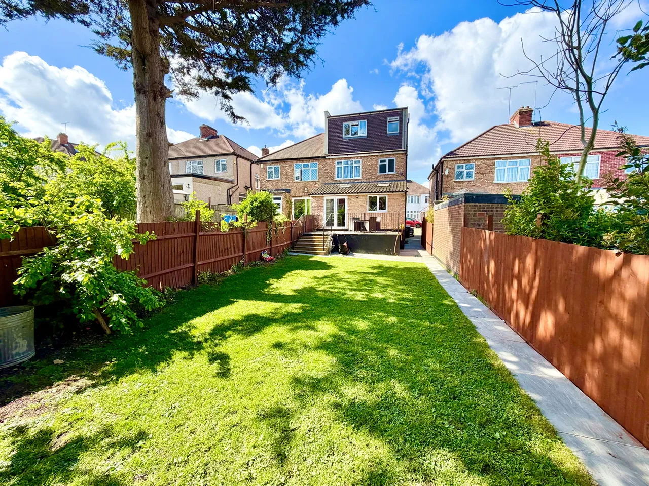 4 bed house for sale — St. Georges Avenue, Kingsbury, London, NW9 0JT