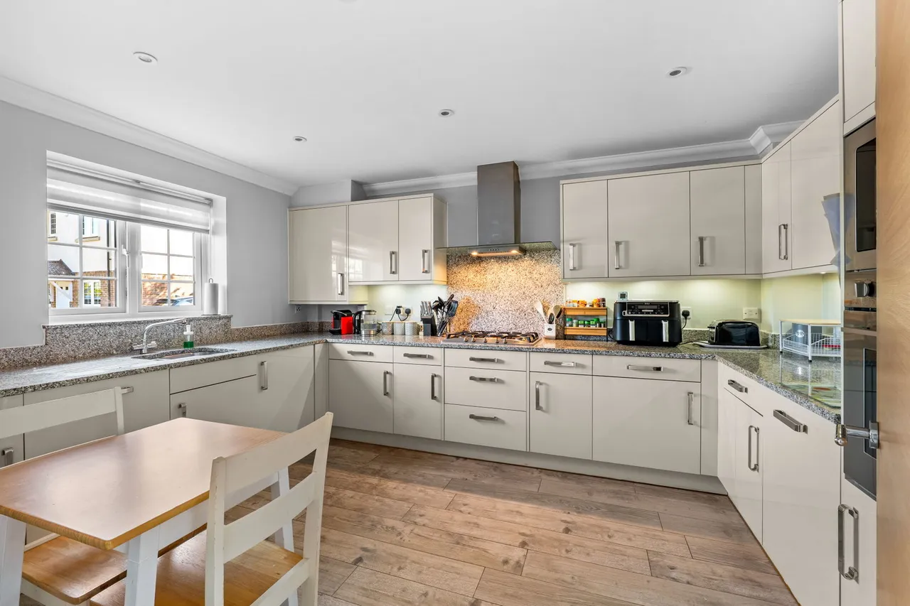 Anmer Close, Tadworth, KT20, photo 2