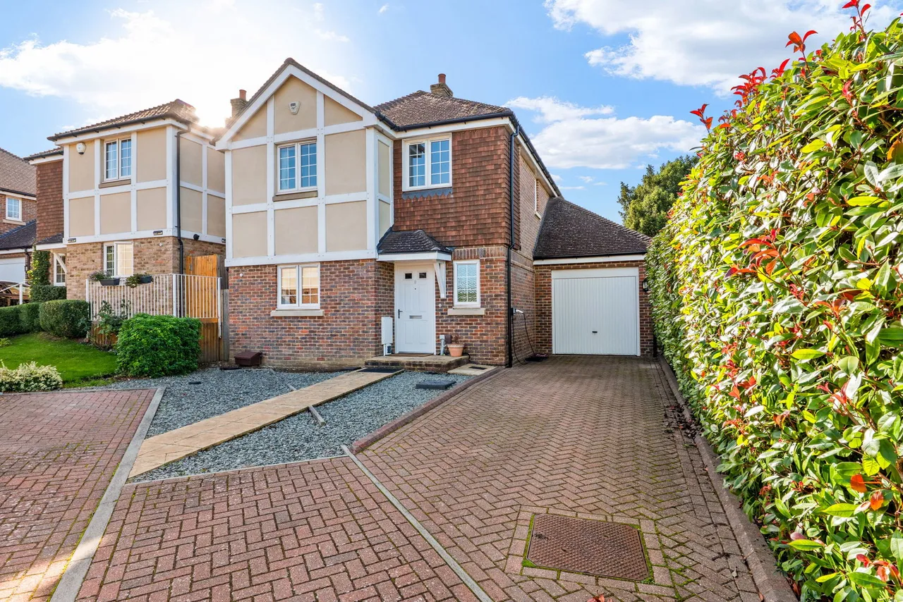 4 bed house for sale, Anmer Close, Tadworth, KT20
