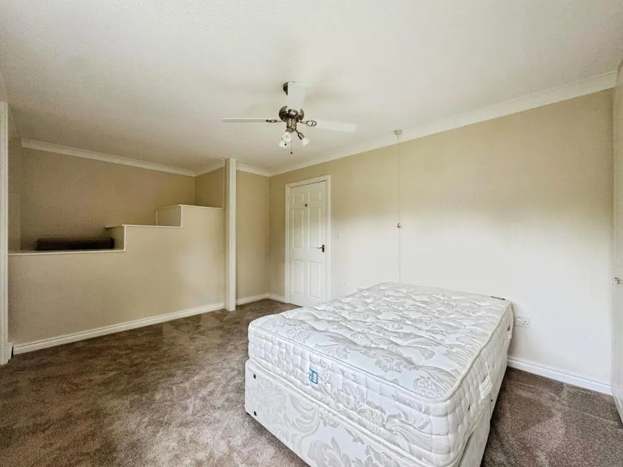Crowthorne Road, Bracknell, RG12, photo 13