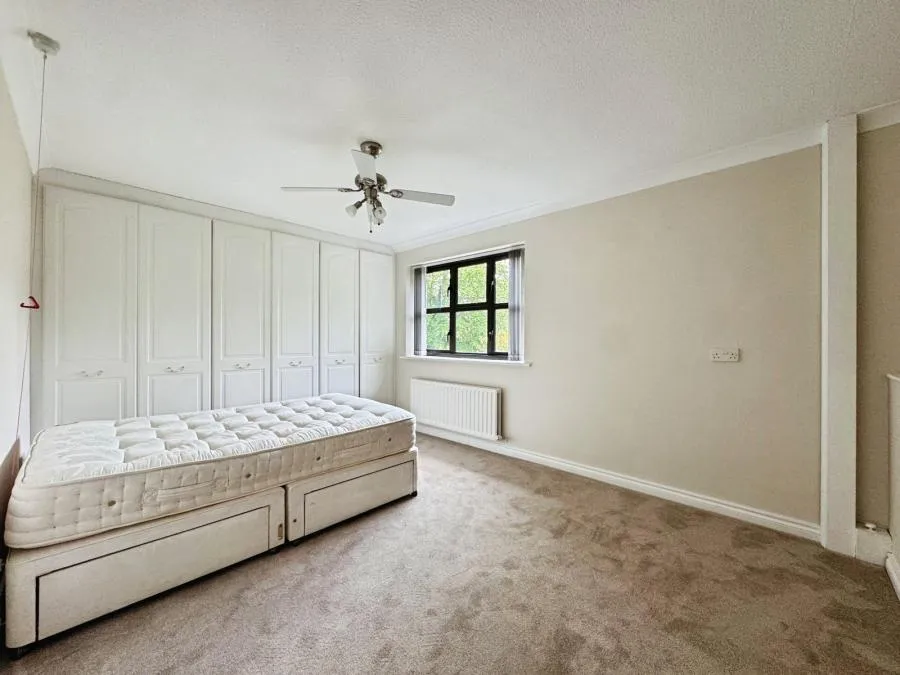 Crowthorne Road, Bracknell, RG12, photo 4