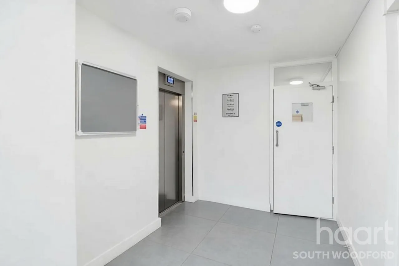 Victoria Road, London, E18, photo 12