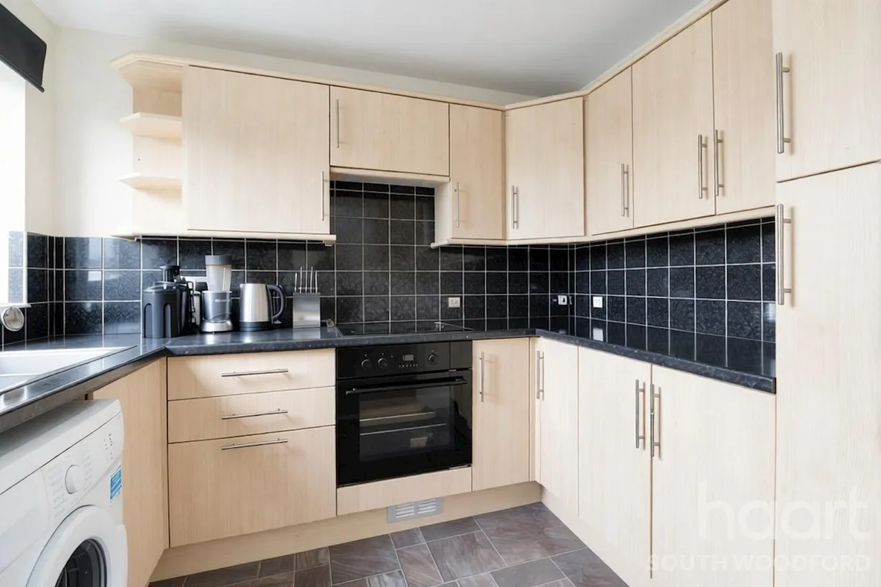 Victoria Road, London, E18, photo 4