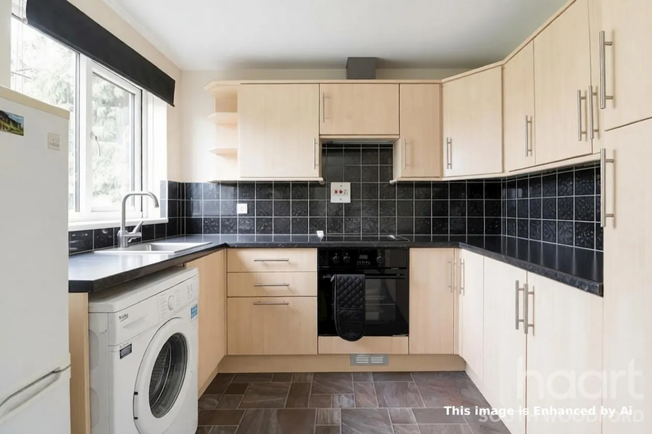 Victoria Road, London, E18, photo 5