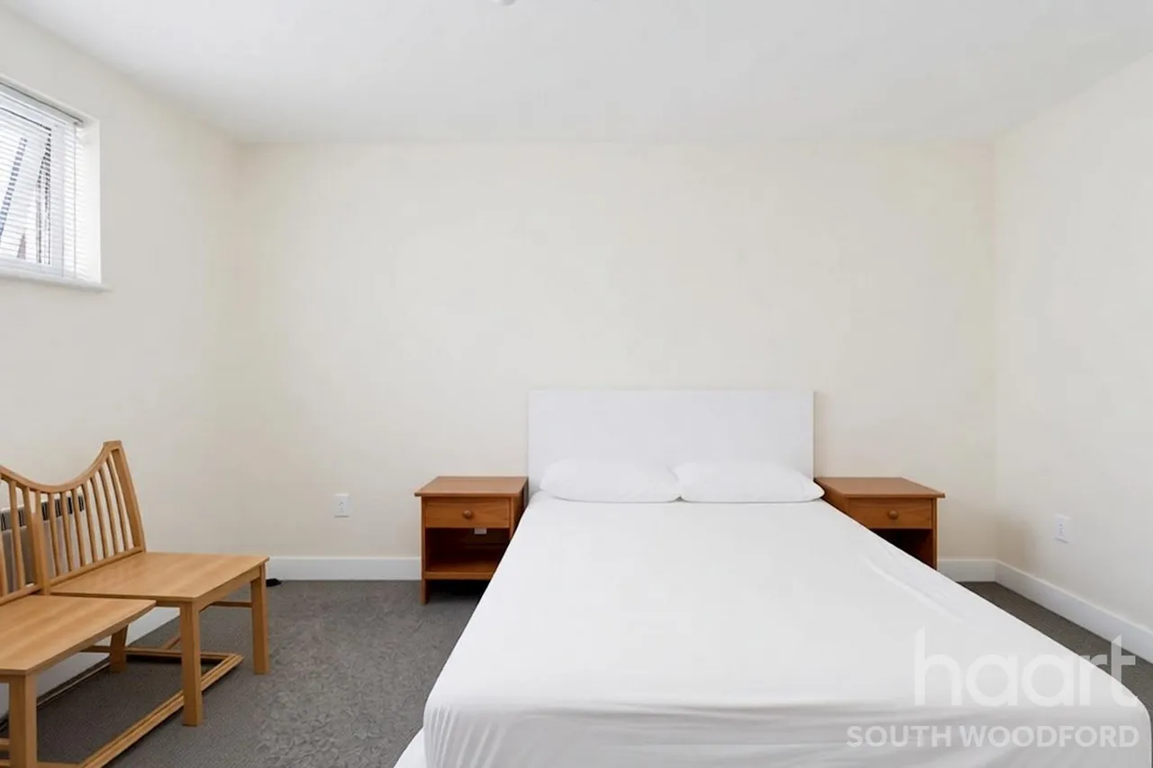 Victoria Road, London, E18, photo 8