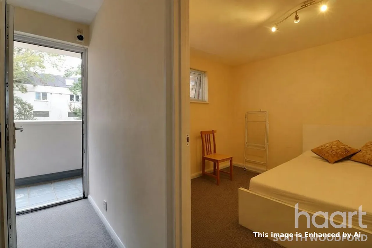 Victoria Road, London, E18, photo 7