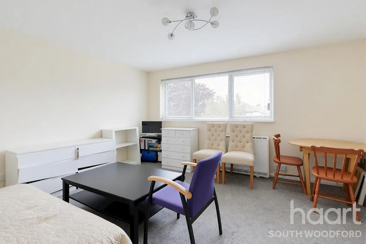 Victoria Road, London, E18, photo 2