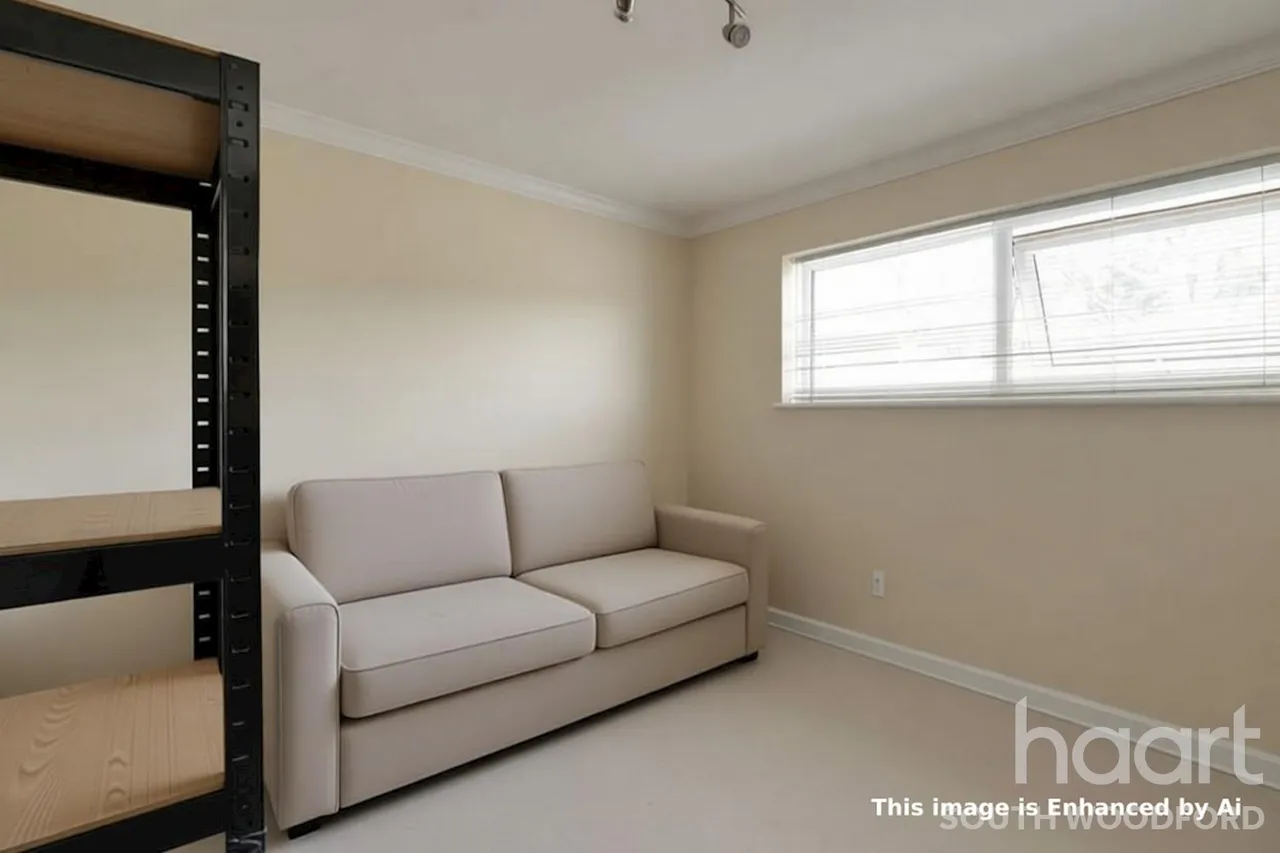 Victoria Road, London, E18, photo 11