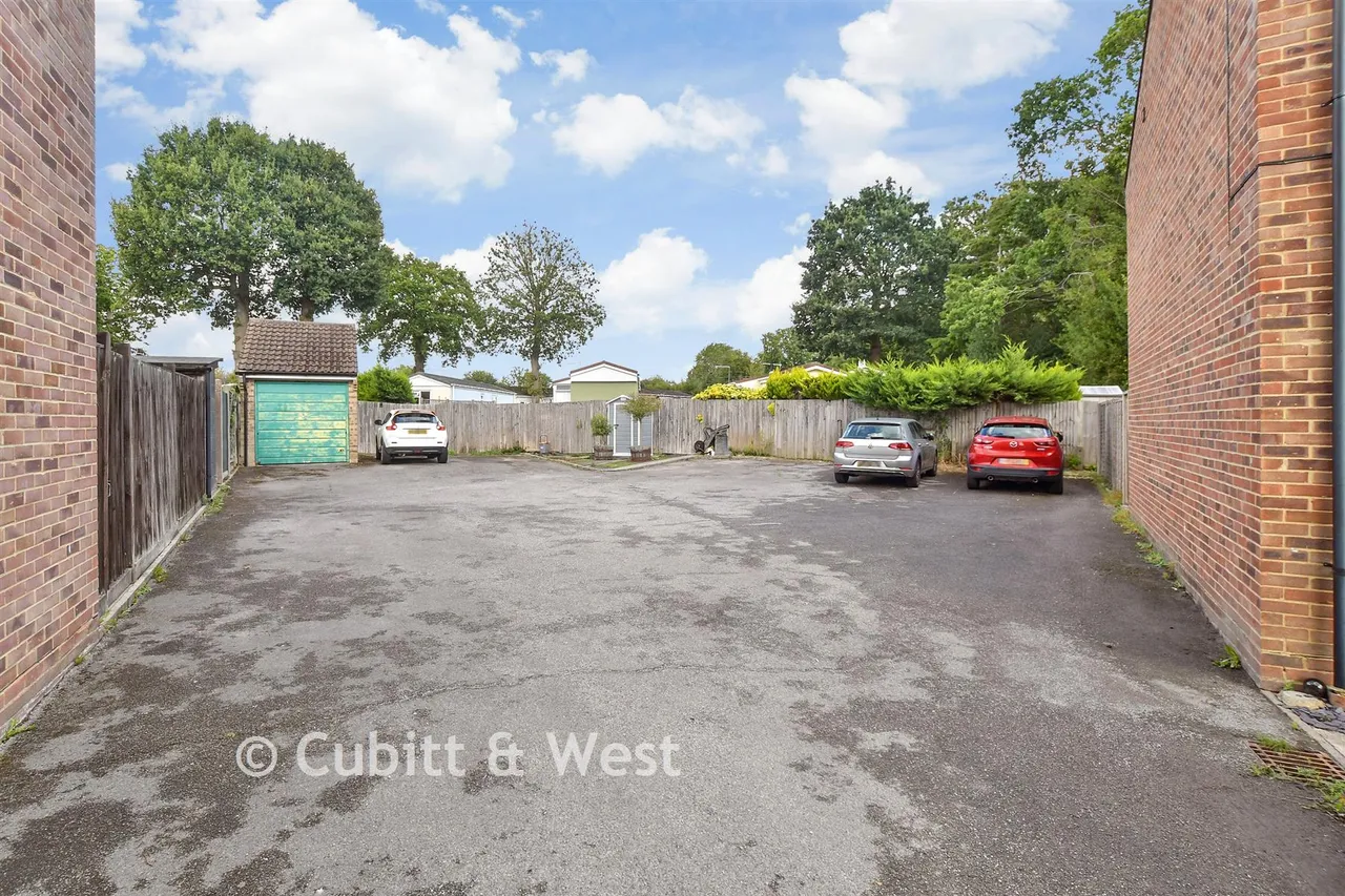 Mapledown Close, Southwater, RH13, photo 9