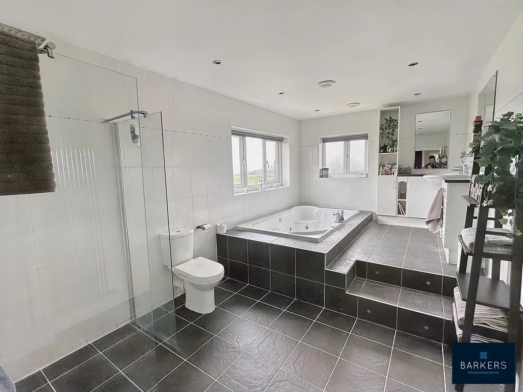 Cliff Hollins Lane East Bierley, Bradford BD4 6RQ, photo 14