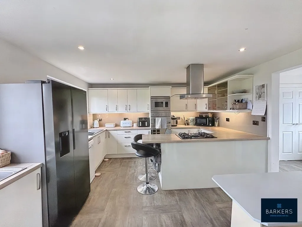 4 bed house for sale — Cliff Hollins Lane East Bierley, Bradford BD4 6RQ