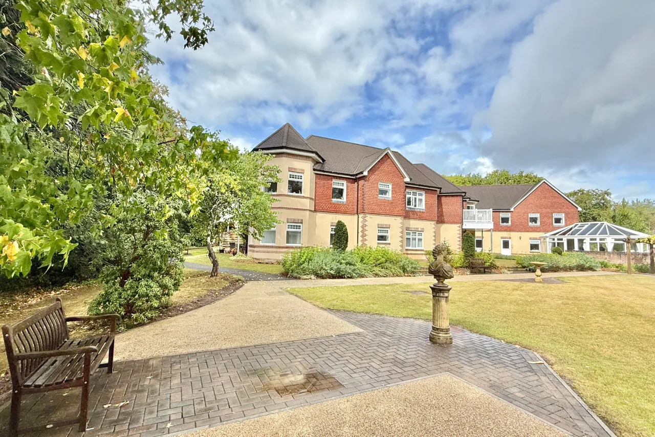 2 bed flat for sale, St. Ives Place, Ringwood, BH24