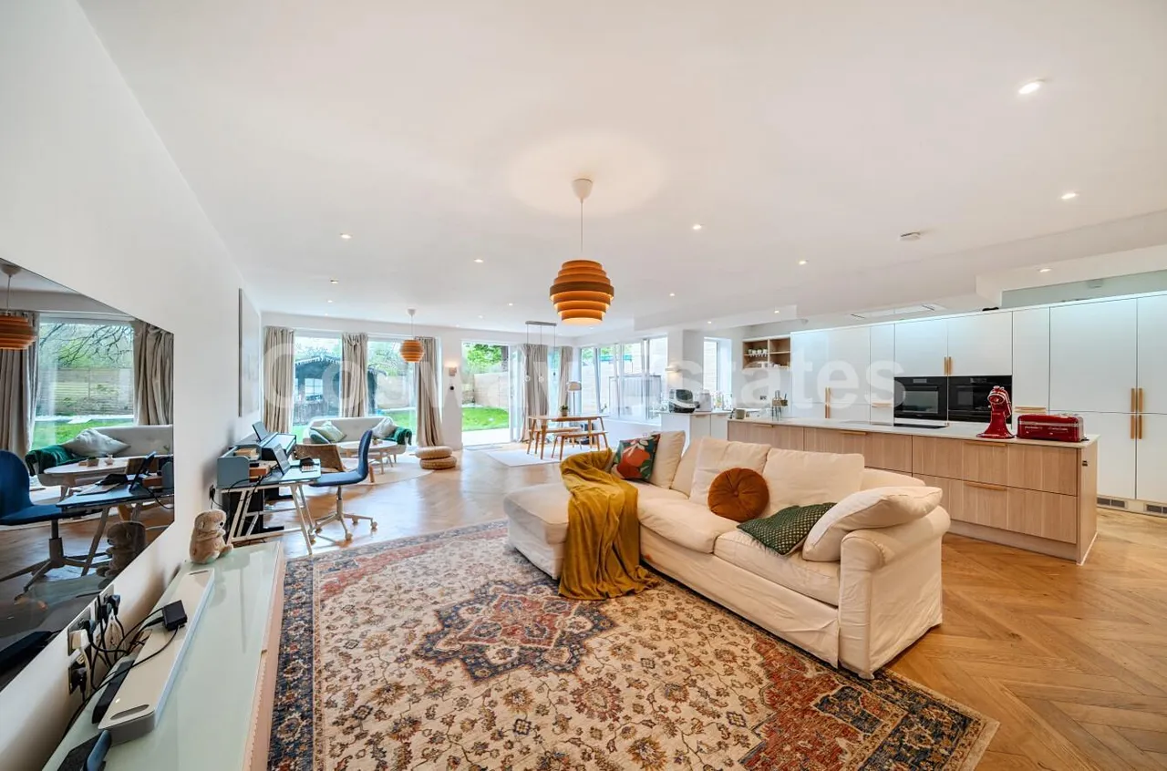 Featherstone Road, Mill Hill, NW7, London, photo 2