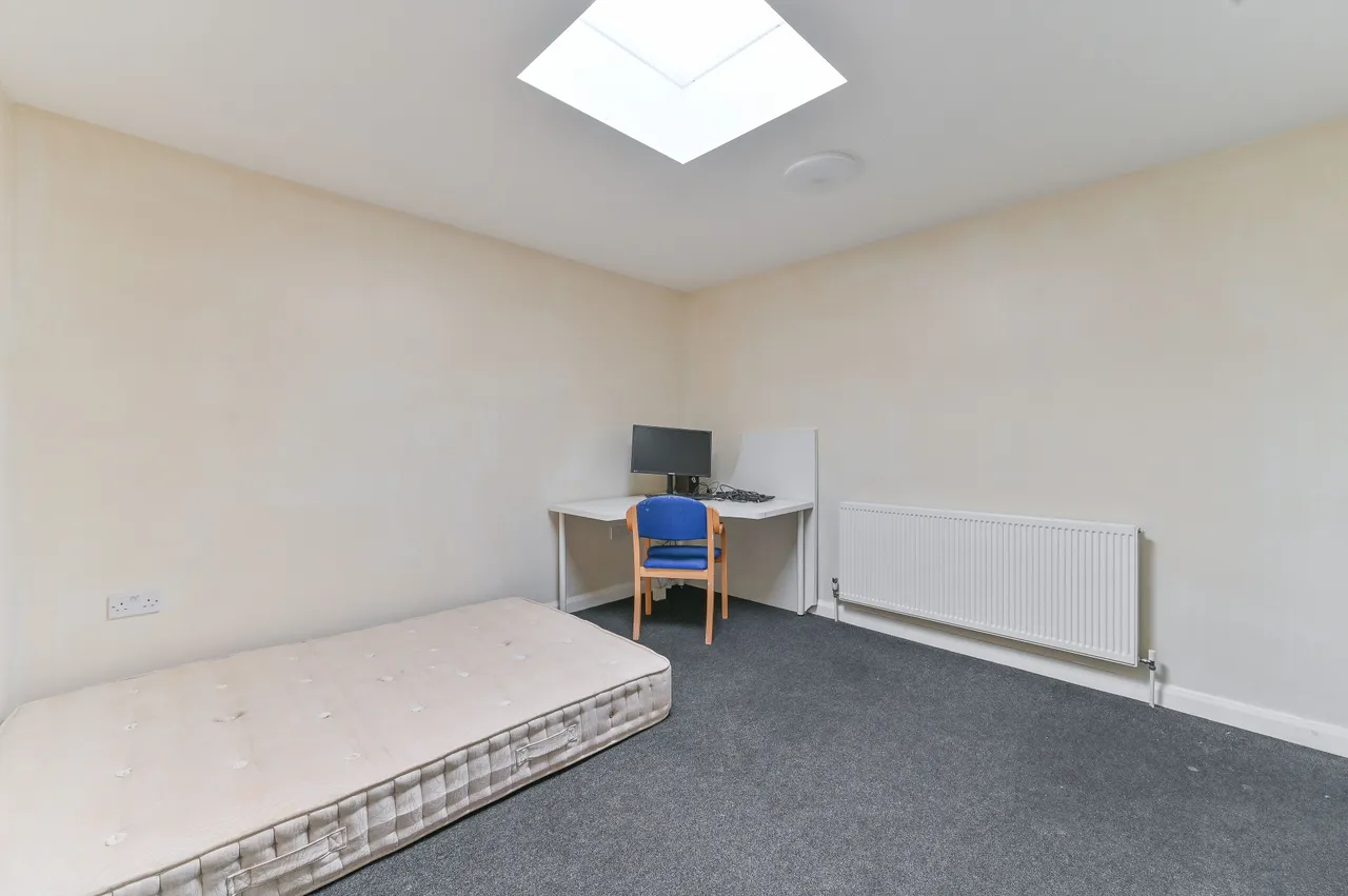 Sutton, SM1, photo 4