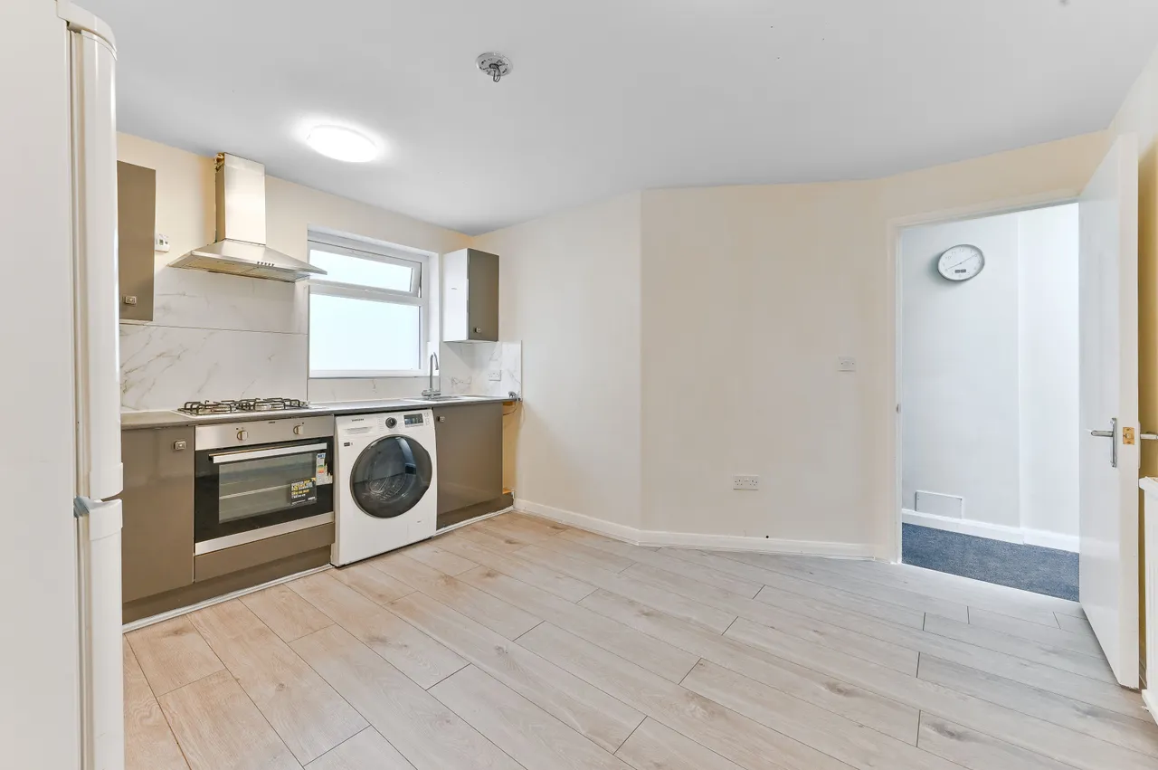 Sutton, SM1, photo 6
