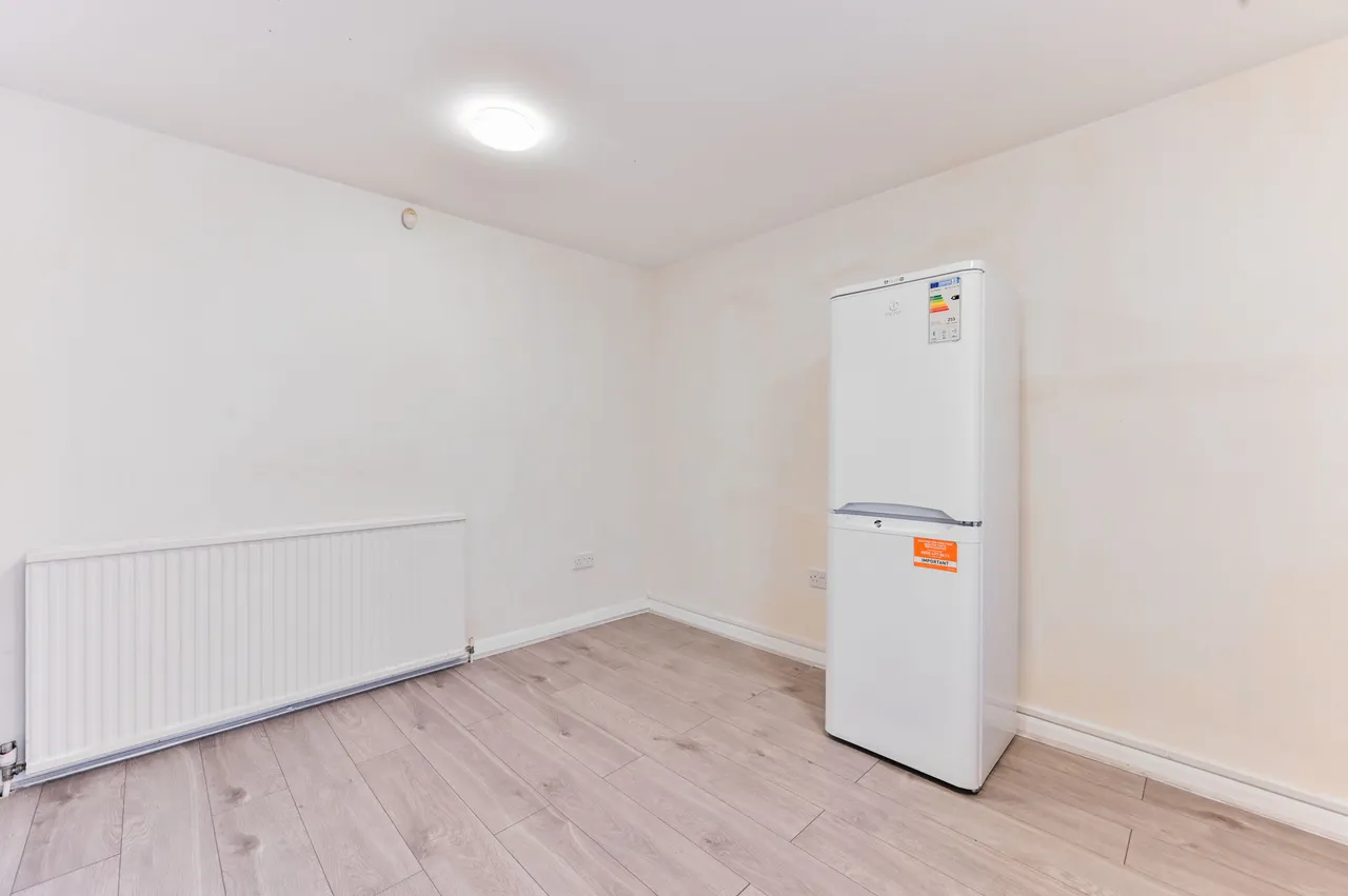 Sutton, SM1, photo 8