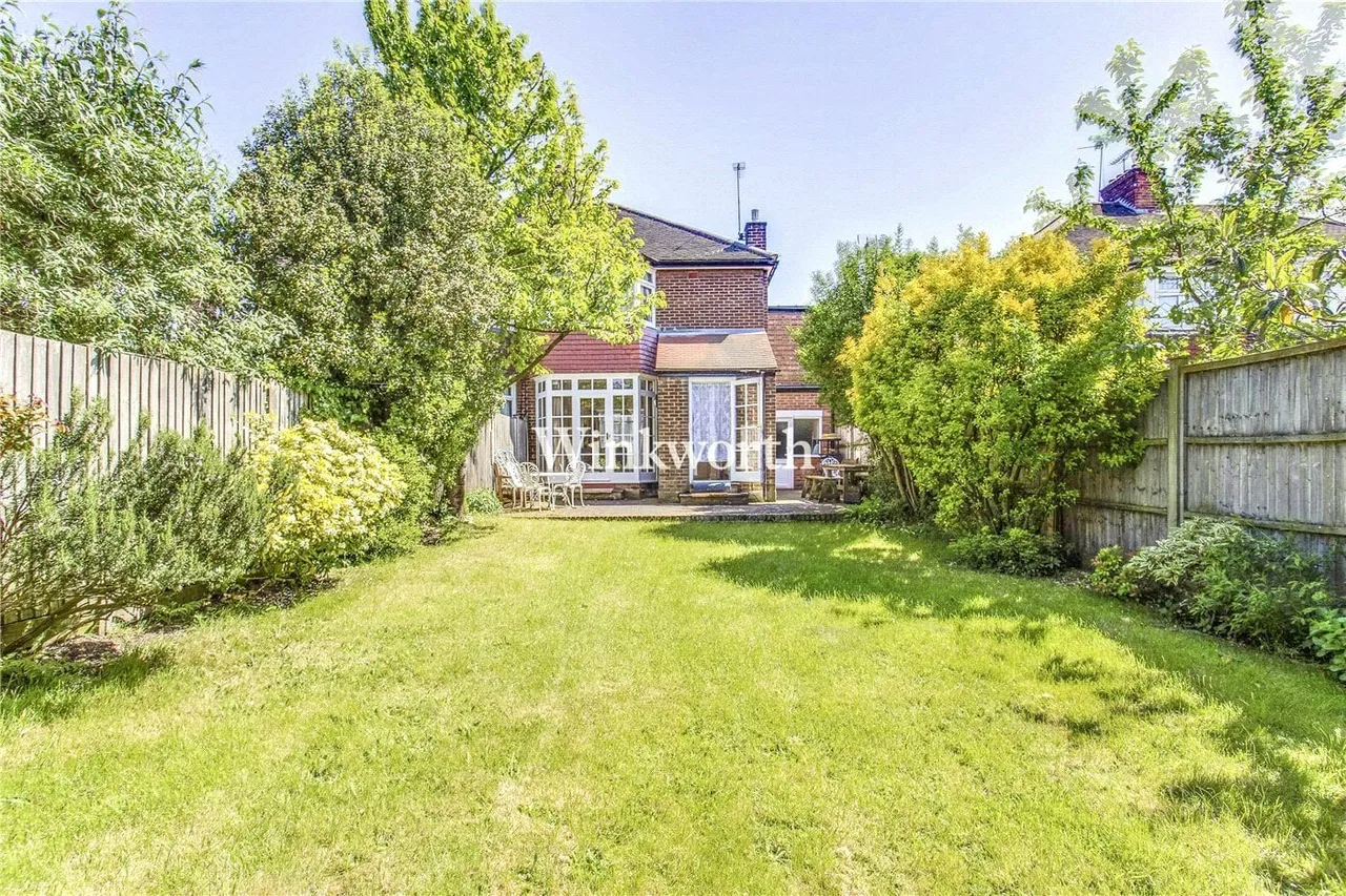 The Vale, London, NW11, photo 2