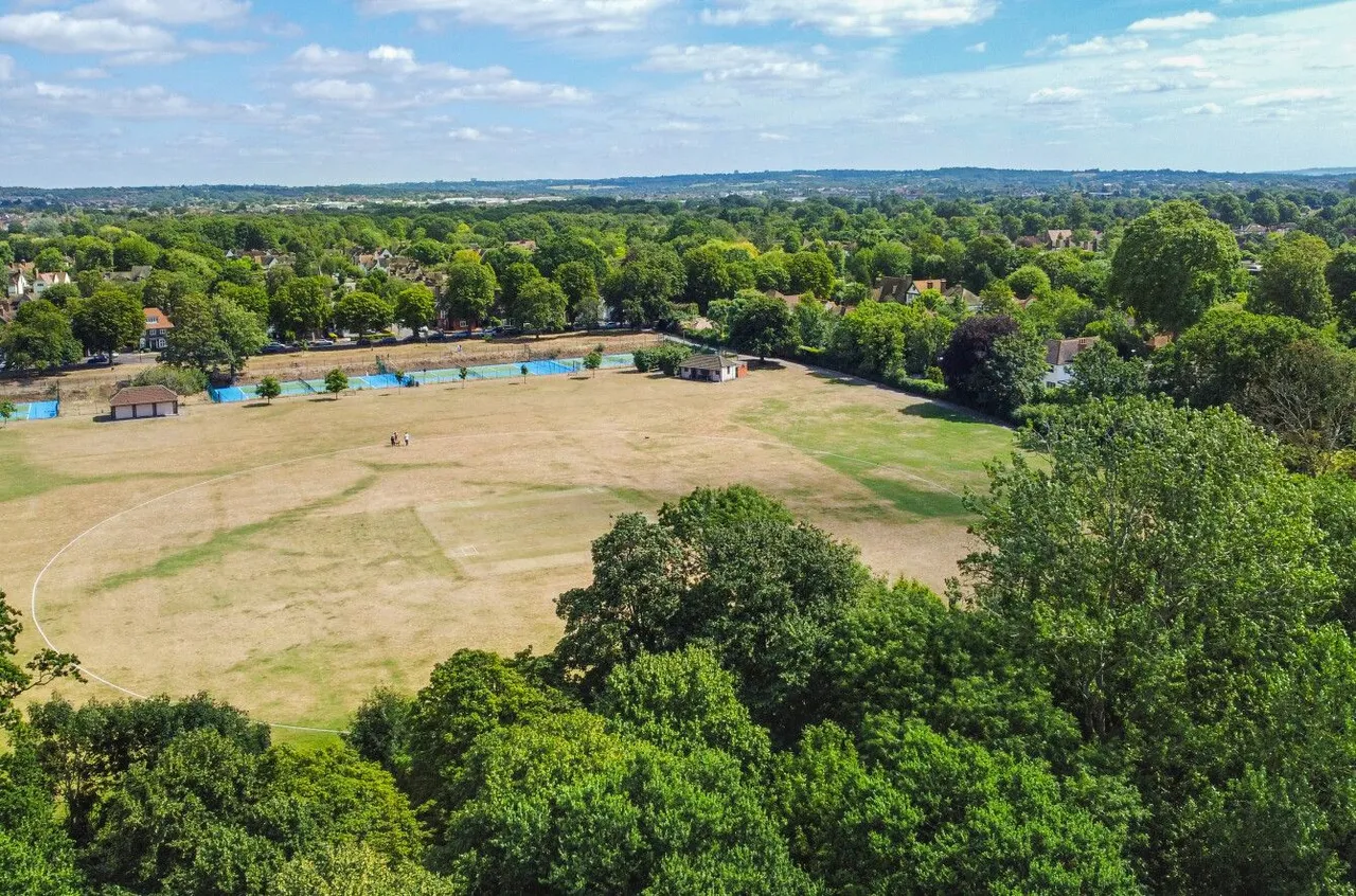 Lake Rise, Romford, Essex, RM1 4EE, photo 2