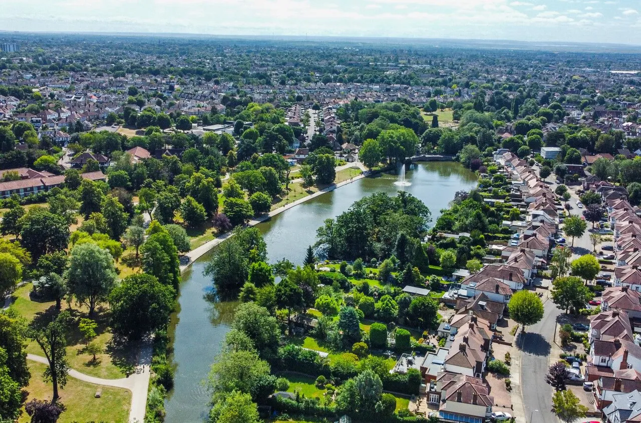 Lake Rise, Romford, Essex, RM1 4EE, photo 3