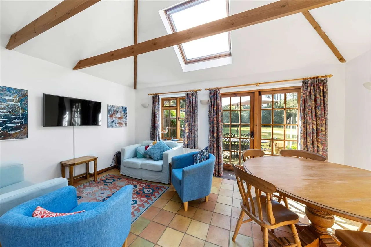 Lobswood Manor, Tilford Road, Lower Bourne, Farnham, GU10 3RW, photo 10