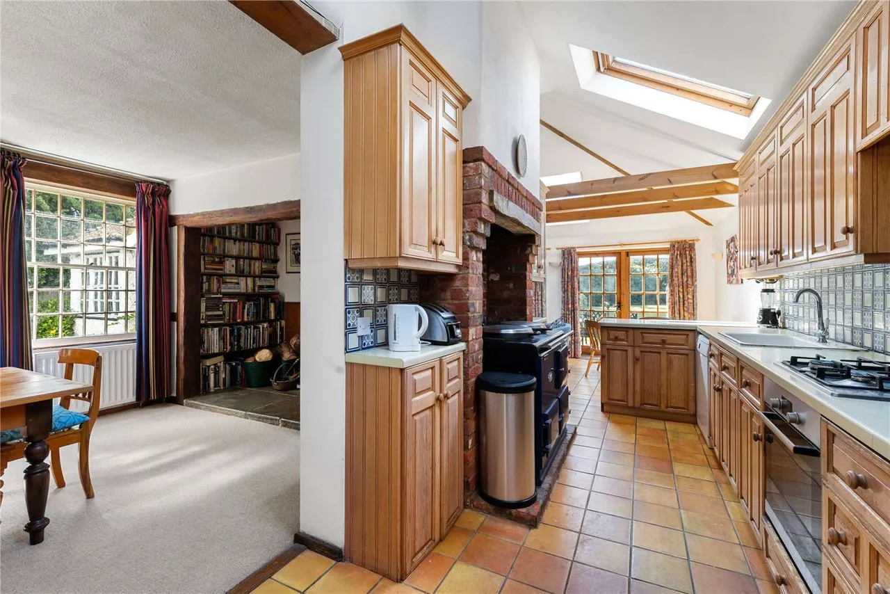 Lobswood Manor, Tilford Road, Lower Bourne, Farnham, GU10 3RW, photo 9