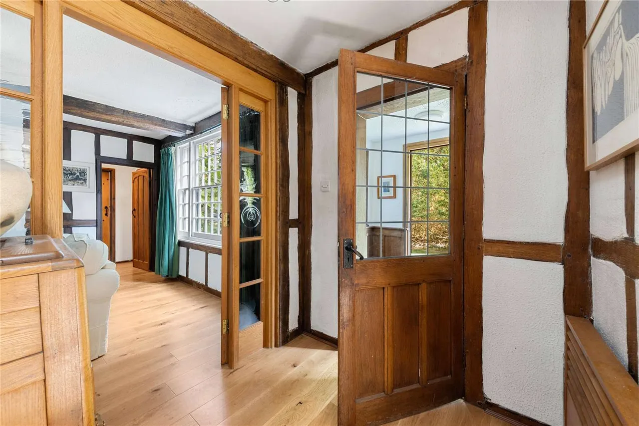 Lobswood Manor, Tilford Road, Lower Bourne, Farnham, GU10 3RW, photo 5